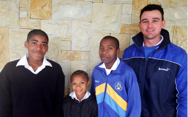 Vlnr is Gansbaai Primêr se landlopers, Edward Goliath, Vasti Pietersen, German Lewis en Corrie Avenant (afrigter) 